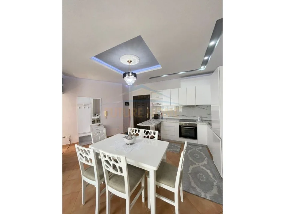 Tirane, jepet me qera apartament 1+1+Ballkon Kati 4, 78 m² 500 € (Liqeni i Thate)