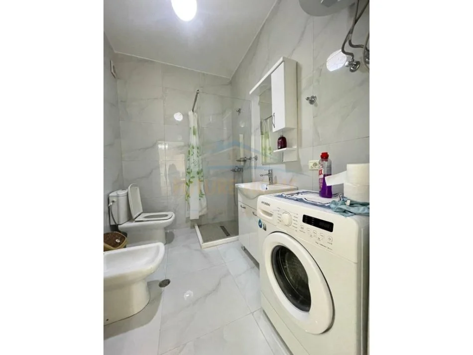 Tirane, jepet me qera apartament 1+1+Ballkon Kati 4, 78 m² 500 € (Liqeni i Thate)