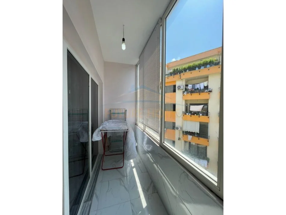 Tirane, jepet me qera apartament 1+1+Ballkon Kati 4, 78 m² 500 € (Liqeni i Thate)