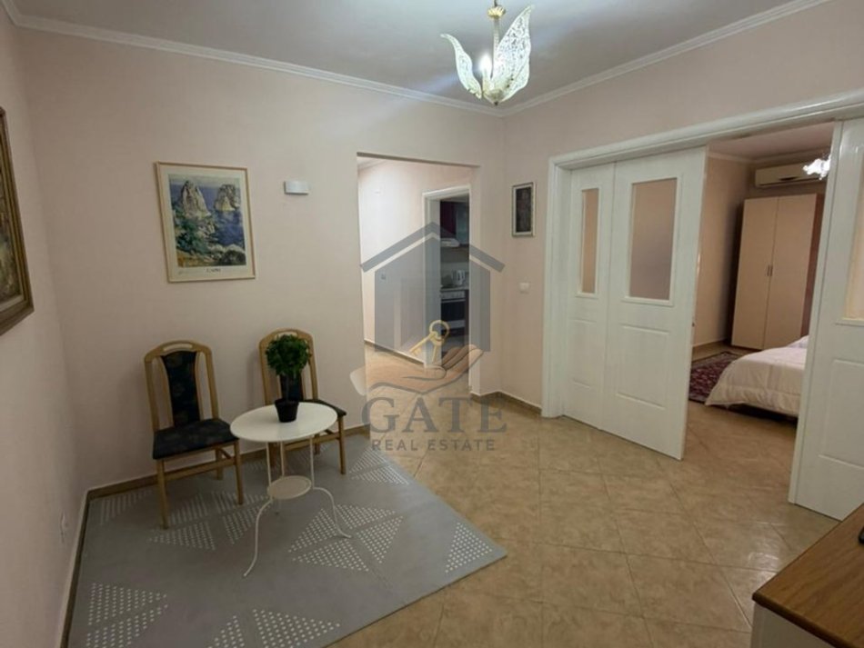 Durres, jepet me qera apartament 2+1+Ballkon Kati 2, 95 m² 500 € (Gjykata)