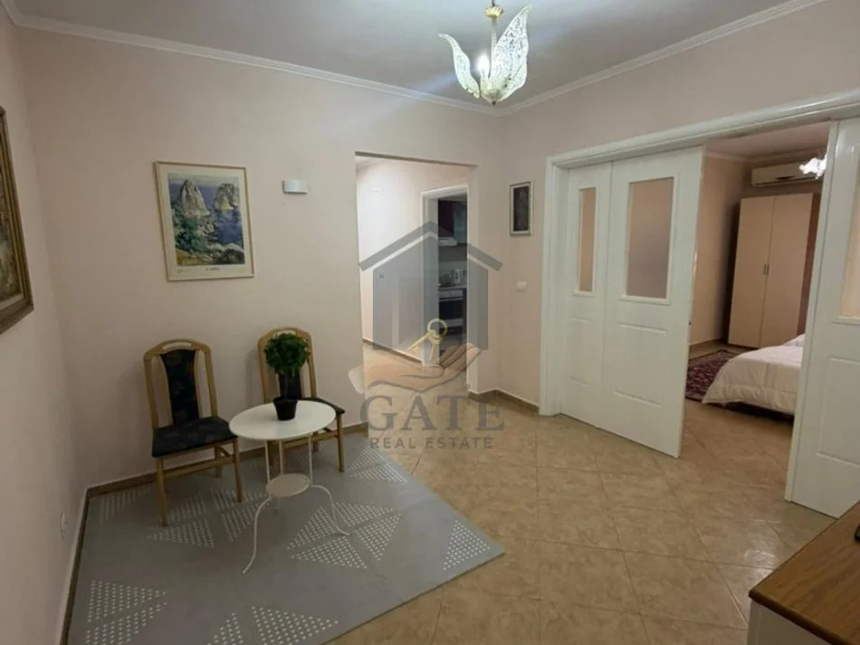 Durres, jepet me qera apartament 2+1+Ballkon Kati 2, 95 m² 500 € (Gjykata)