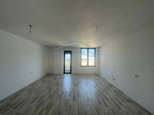 Durres, jepet me qera ambjent biznesi Kati 11, 115 m² 600 Euro