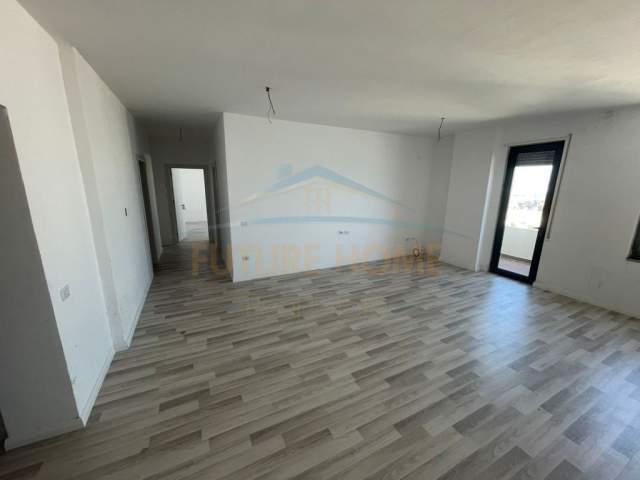 Durres, jepet me qera ambjent biznesi Kati 11, 115 m² 600 Euro