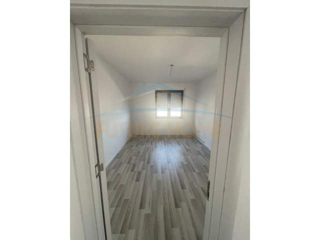 Durres, jepet me qera ambjent biznesi Kati 11, 115 m² 600 Euro