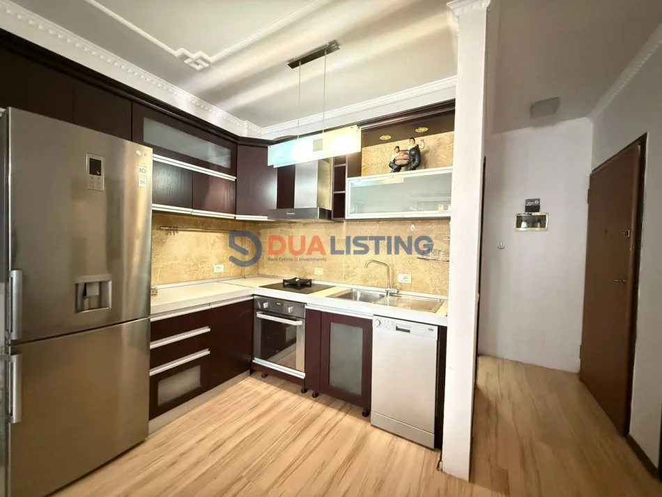 Tirane, jap me qera apartament 2+1 , 850 € (blloku prane juridikut)