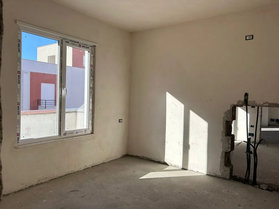 Shitet Apartament 2+1 tek Porcelani, Xhamia Xhura