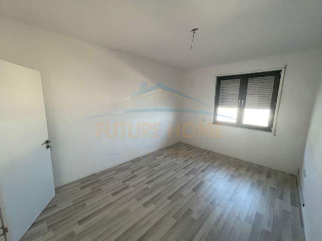 Durres, jepet me qera ambjent biznesi Kati 11, 115 m² 600 Euro