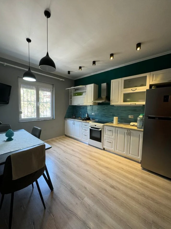 Tirane, jepet me qera apartament 1+1+Ballkon Kati 2, 65 m² 550 € (rruga Muhamet Gjollesha)