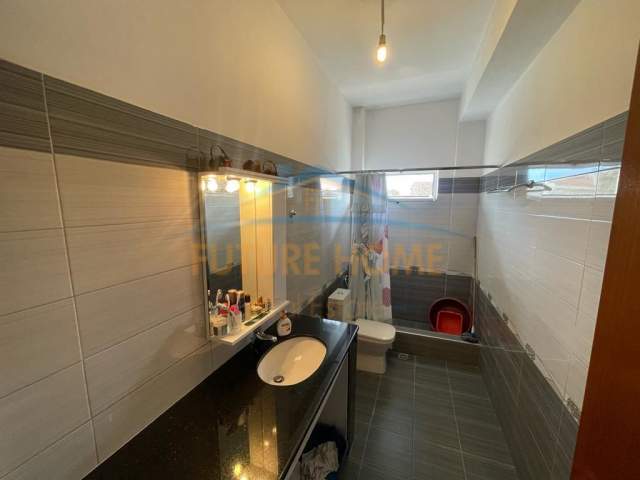 Korce, jepet me qera Vile 2 Katshe Kati 2, 250 m² 240 Euro (Lagjia 16, Korçë.)