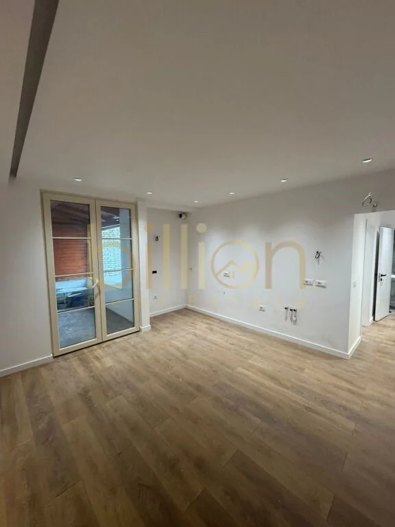 Tirane, jepet me qera ambjent biznesi Kati 2, 145 m² 1.300 € (Shkolla Baletit, Tirana, Albania)