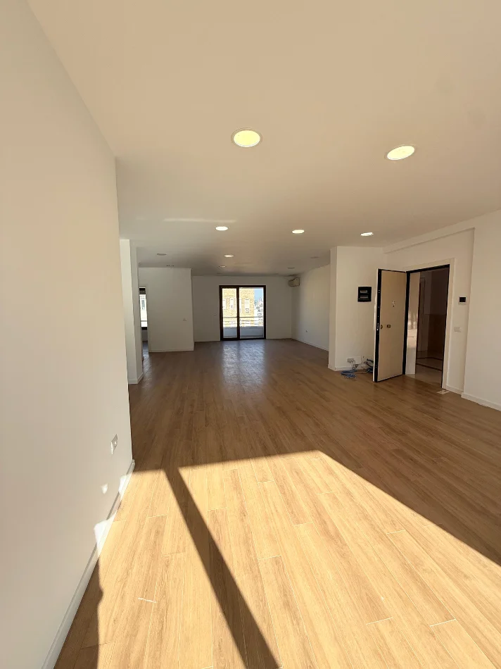 Tirane, jepet me qera zyre Kati 3, 180 m² 2.400 € (Kompleksi delijorgji)