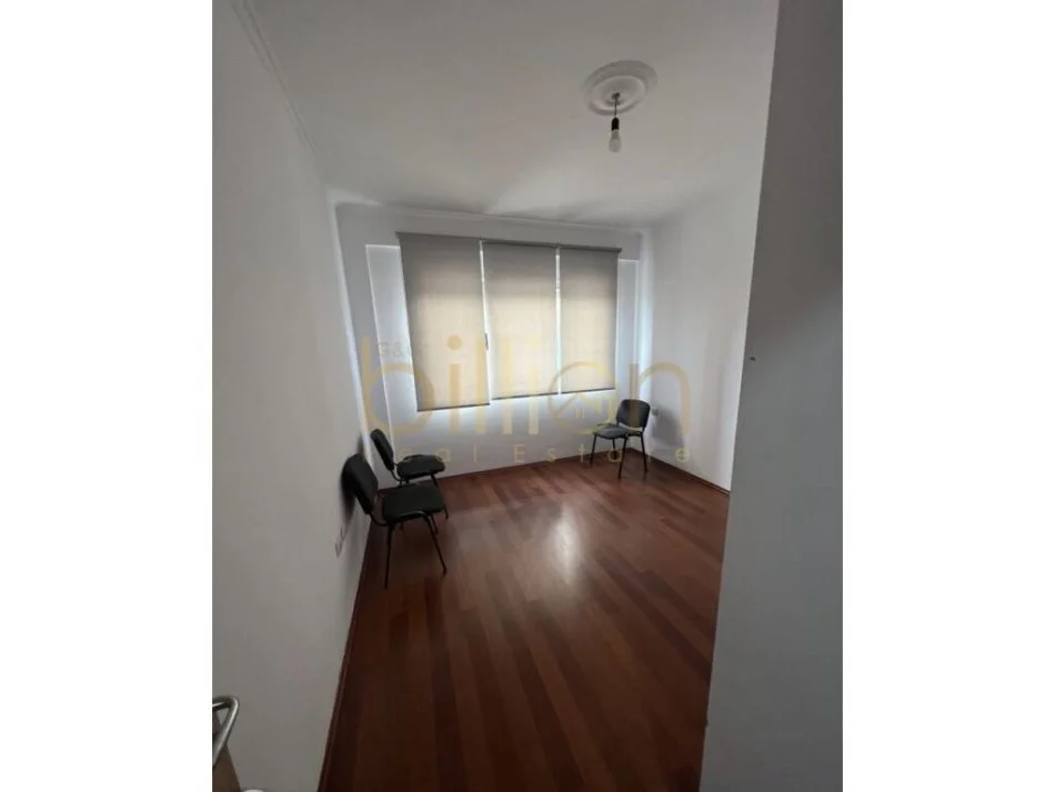 Tirane, jepet me qera ambjent biznesi Kati 1, 130 m² 1.200 € (Concord Center, Rruga 5 Maji)