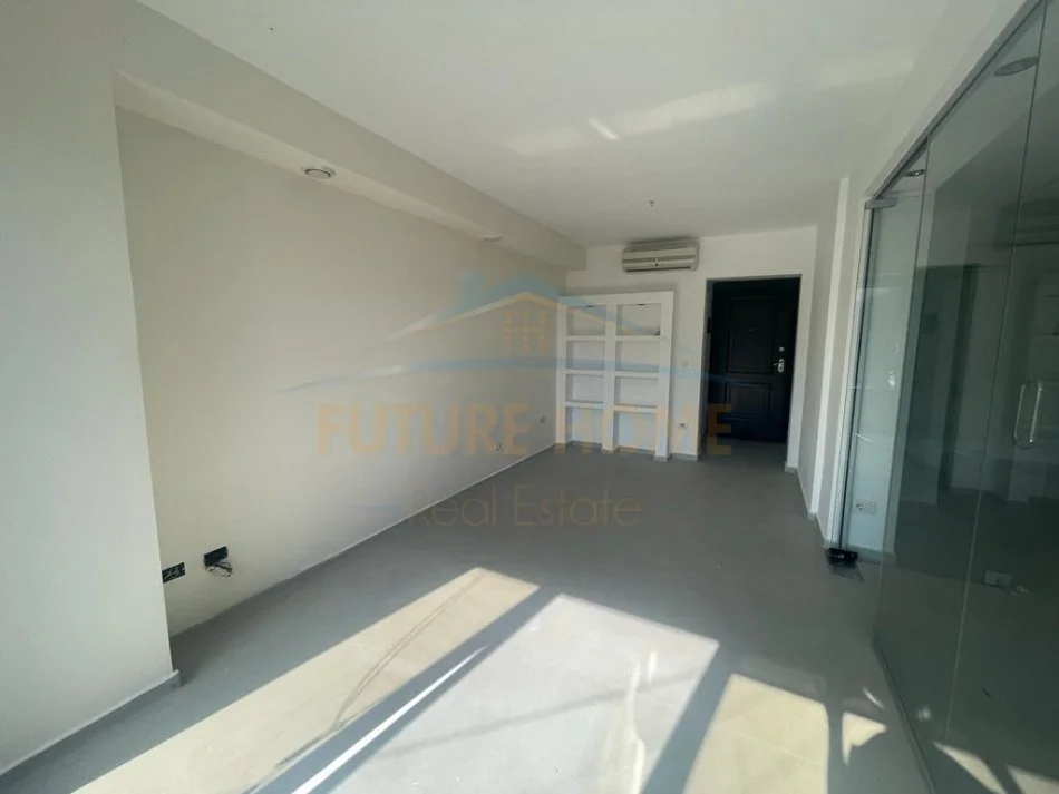 Tirane, jepet me qera ambjent biznesi Kati 3, 58 m² 700 € 