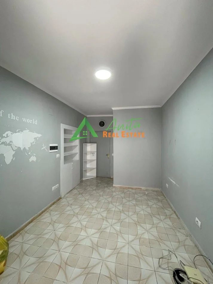 Tirane, jepet me qera dyqan Kati 0, 25 m², 27 000 Leke/muaj (Myslym Shyri)