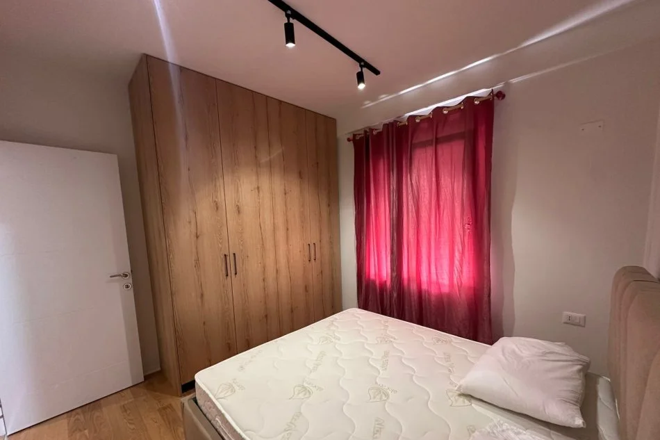 Tirane, jepet me qera apartament 1+1 Kati 3, 58 m² 600 € (Xhamia e selites)