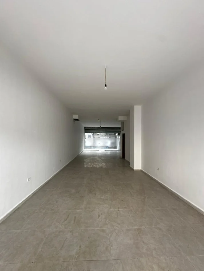 Tirane, jepet me qera zyre Kati 0, 83 m² 850 € (Selvia)