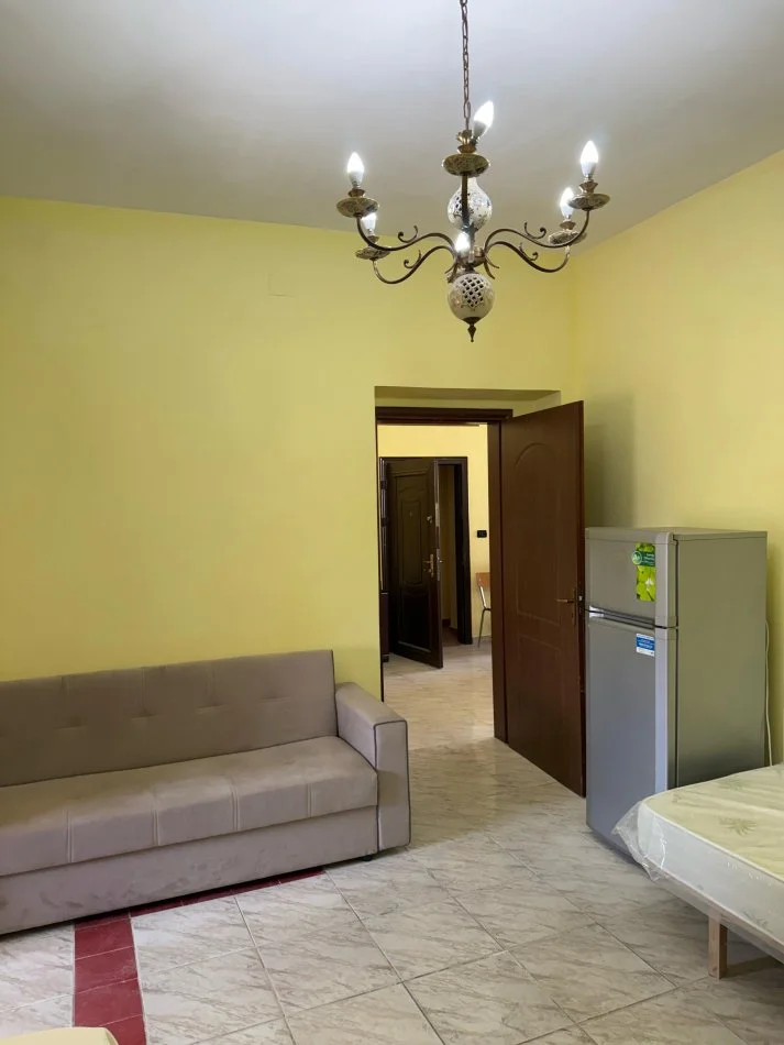 Tirane, jepet me qera apartament 2+1+Ballkon Kati 4, 500 € (Rruga Fortuzi)