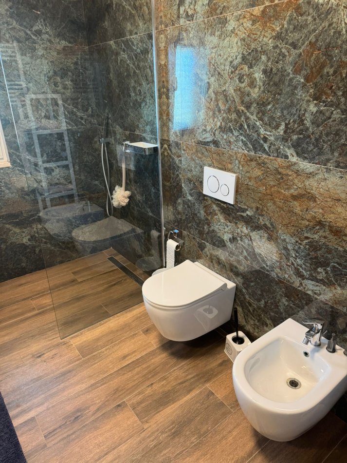 Tirane, jepet me qera apartament 2+1 Kati 2, 155 m² 500 € (Linze)