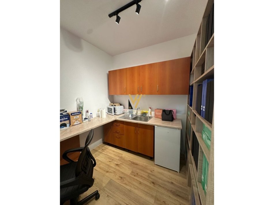 Tirane, jepet me qera zyre Kati 4, 120 m² 1.000 € (ISH BLLOKU)