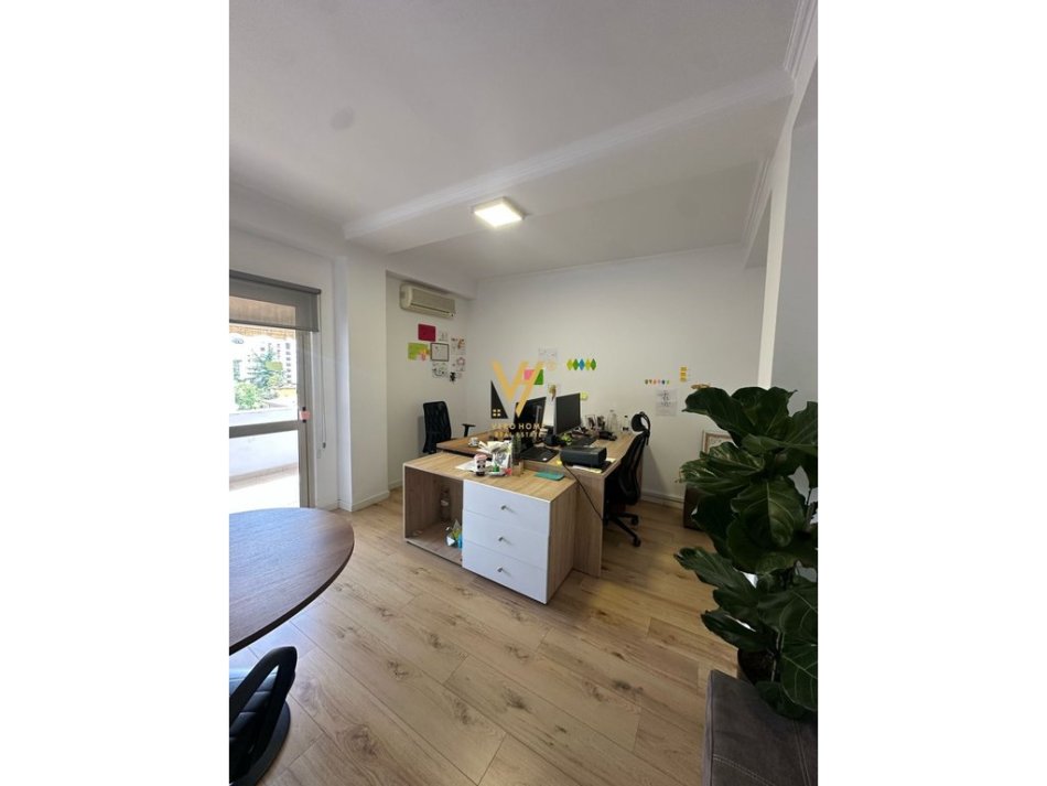 Tirane, jepet me qera zyre Kati 4, 120 m² 1.000 € (ISH BLLOKU)
