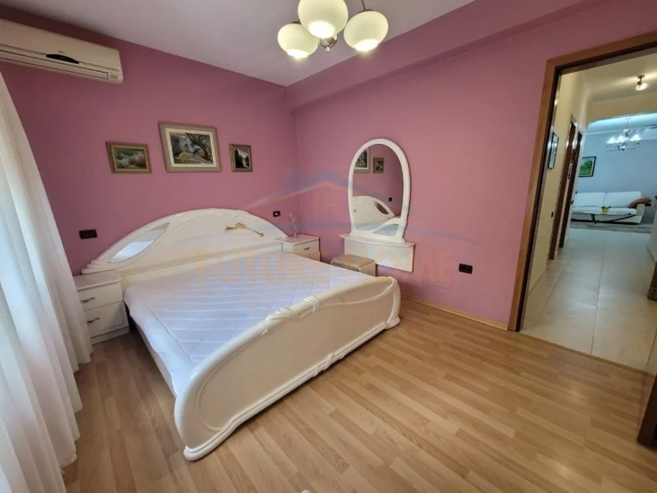 Tirane, jepet me qera apartament 2+1+Ballkon Kati 2, 90 m² 700 € (Bulevardi Zogu i I)