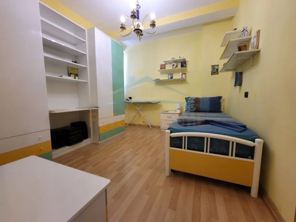 Tirane, jepet me qera apartament 2+1+Ballkon Kati 2, 90 m² 700 € (Bulevardi Zogu i I)