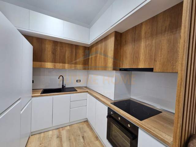 Tirane, jepet me qera apartament 1+1 Kati 12, 50 m² 500 Euro (Komuna e Parisit)