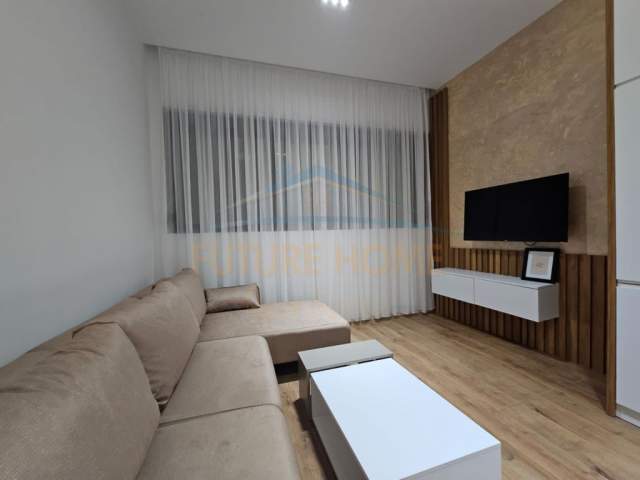 Tirane, jepet me qera apartament 1+1 Kati 12, 60 m² 550 Euro (Komuna e Parisit)