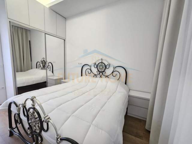 Tirane, jepet me qera apartament 1+1 Kati 12, 60 m² 550 Euro (Komuna e Parisit)