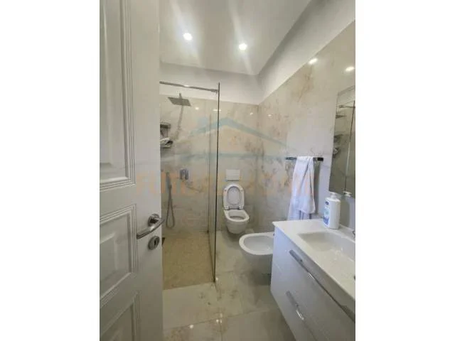 Tirane, shitet apartament Kati 7, 197 m² 260.000 Euro (Prane Xhamise)