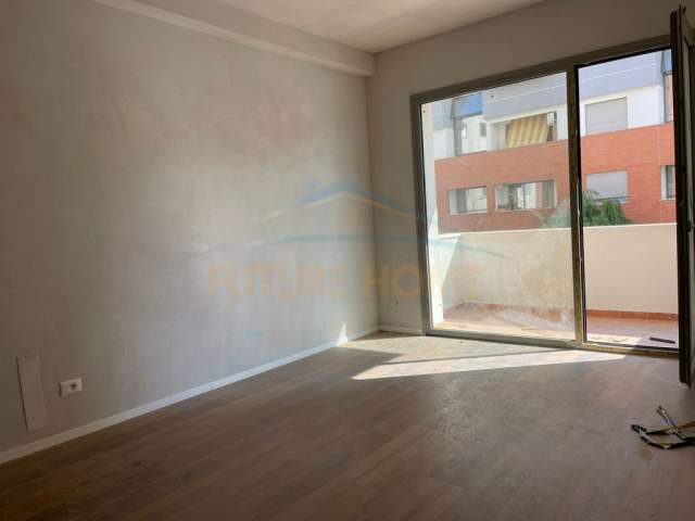 Tirane, jepet me qera apartament Kati 1, 97 m² 450 Euro (Shkolla Bashkuar)