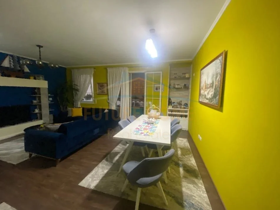 Durres, shitet apartament 2+1 Kati 2, 120 m² 200.000 € (Rruga e Portit , Durres)