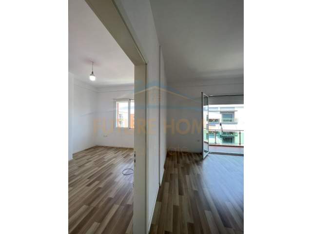 Tirane, jepet me qera apartament 2+1 Kati 7, 97 m² 400 Euro (Unaza e Re)