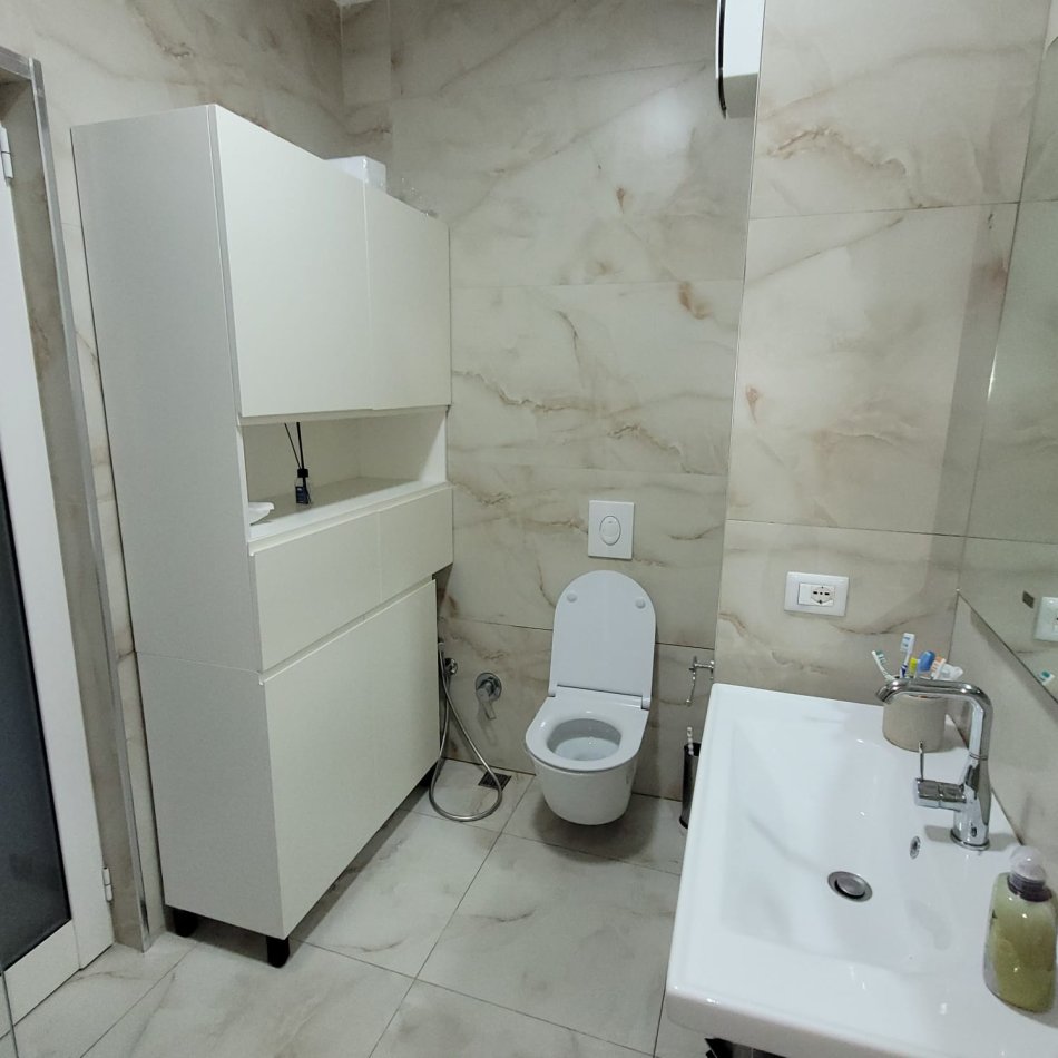 Tirane, jepet me qera apartament 2+1+Ballkon Kati 3, 90 m² 600 € (Fusha e Aviacionit)