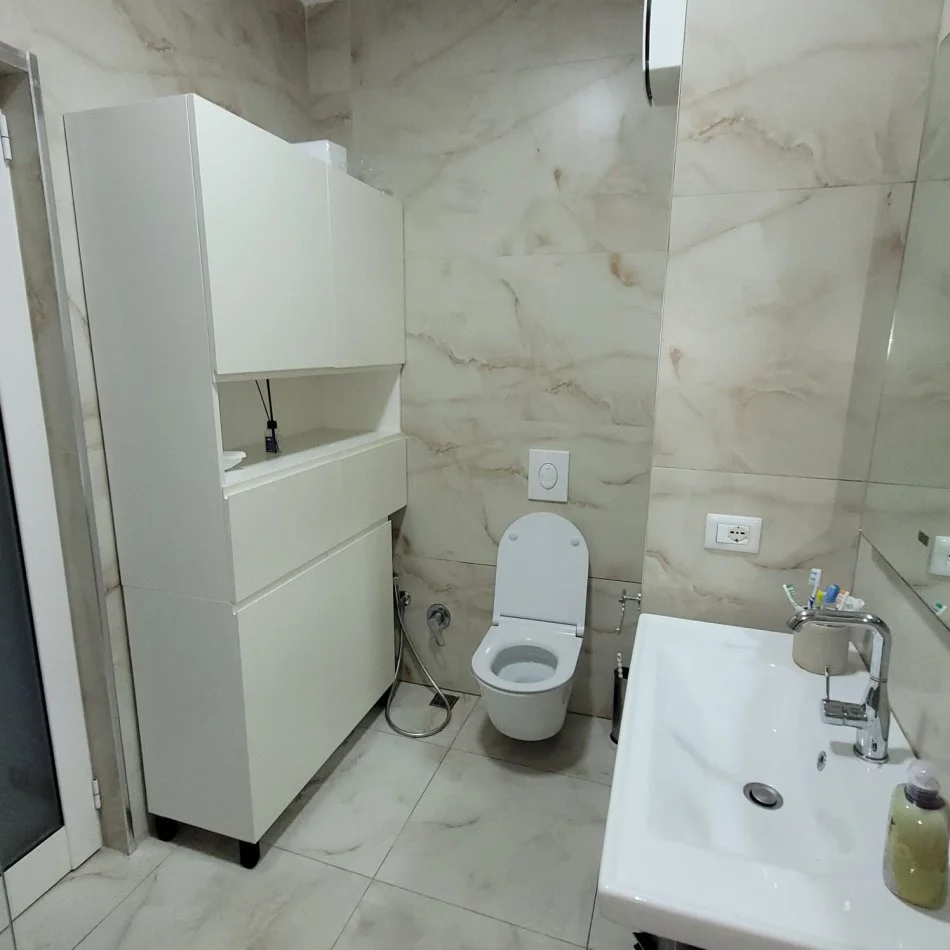 Tirane, jepet me qera apartament 2+1+Ballkon Kati 3, 90 m² 600 € (Fusha e Aviacionit)