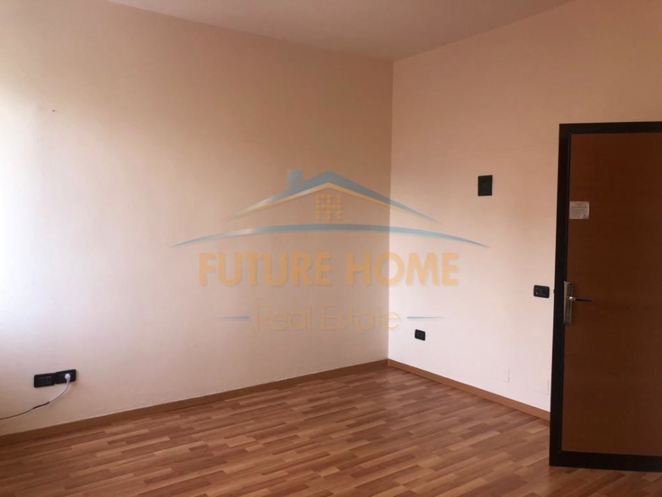 Tirane, jepet me qera ambjent biznesi Kati 1, 20 m² 300 € (Ish Ekspozita)