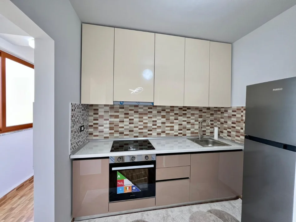 Tirane, jepet me qera apartament 1+1+Ballkon Kati 3, 54 m² 400 € (Allias)