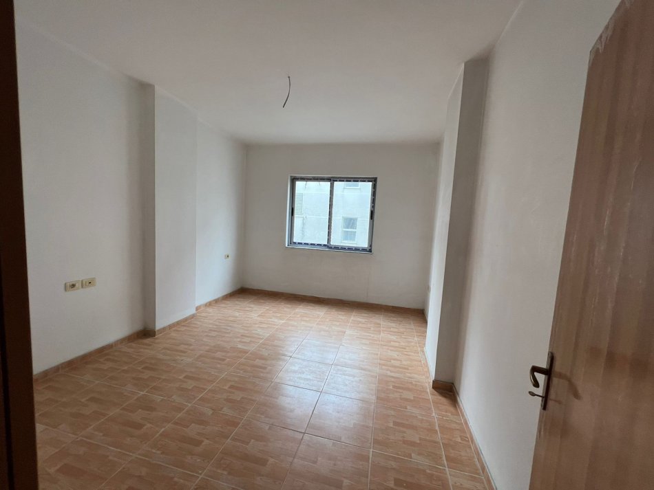 Tirane, shitet apartament 3+1 , 