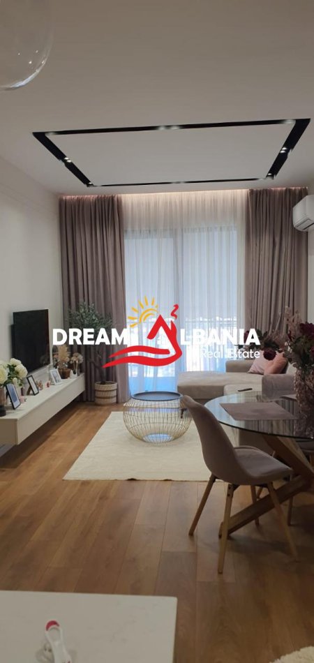 Tirane, jepet me qera apartament 1+1 , 75 m² 650 € (ish parku)
