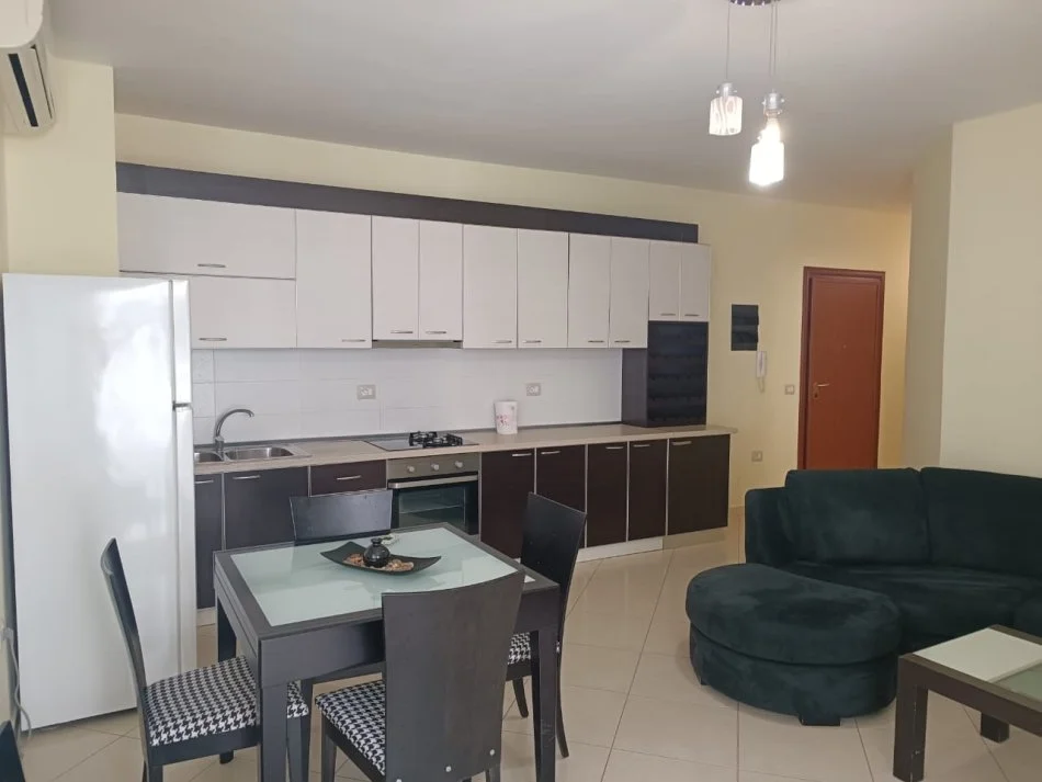 Vlore, jap me qera apartament 2+1+Ballkon Kati 4, 98 m² 350 € (Vlore)