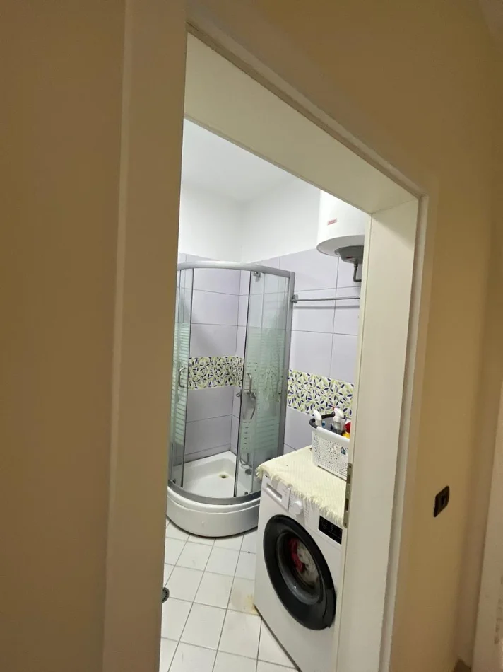 Tirane, jepet me qera apartament 2+1 Kati 4, 80 m² 500 € (Bar Enzo Kopshti Botanik)