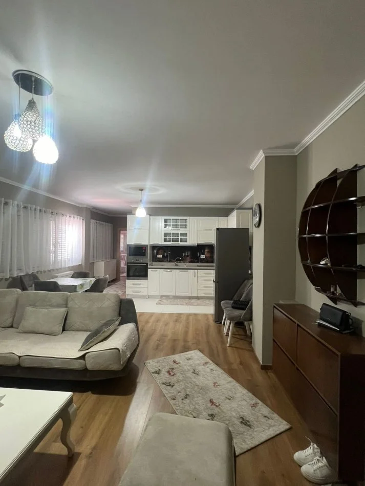 Tirane, jepet me qera apartament 2+1+Ballkon Kati 8, 88 m² 650 € 