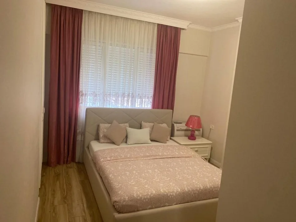 Tirane, jepet me qera apartament 2+1+Ballkon Kati 3, 100 m² 950 € (KOMUNA E PARISIT)