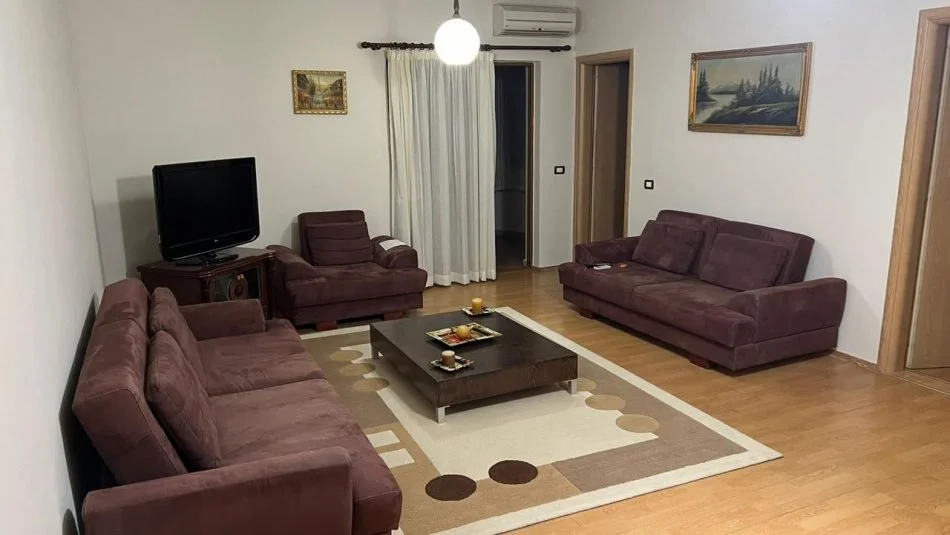 Tirane, jepet me qera apartament 2+1 Kati 3, 90 m² 600 € (Komuna e Parisit)