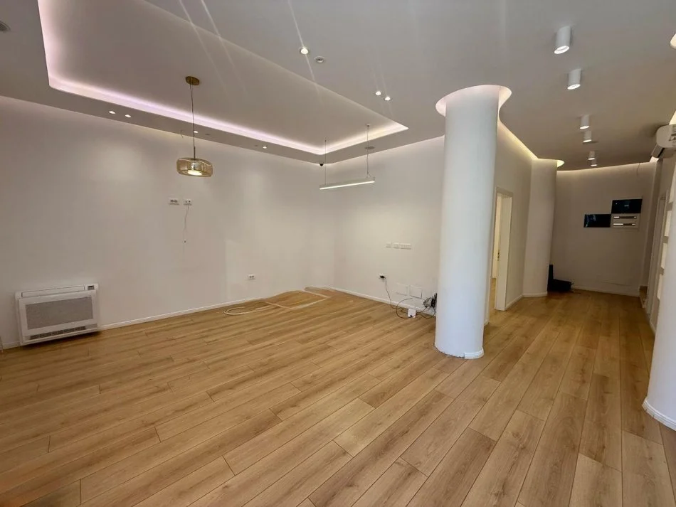 Ofrohet me qira super vile per biznes Vile 5+1+Ballkon , 200 m² 2.000 € (Komuna e Parisit)