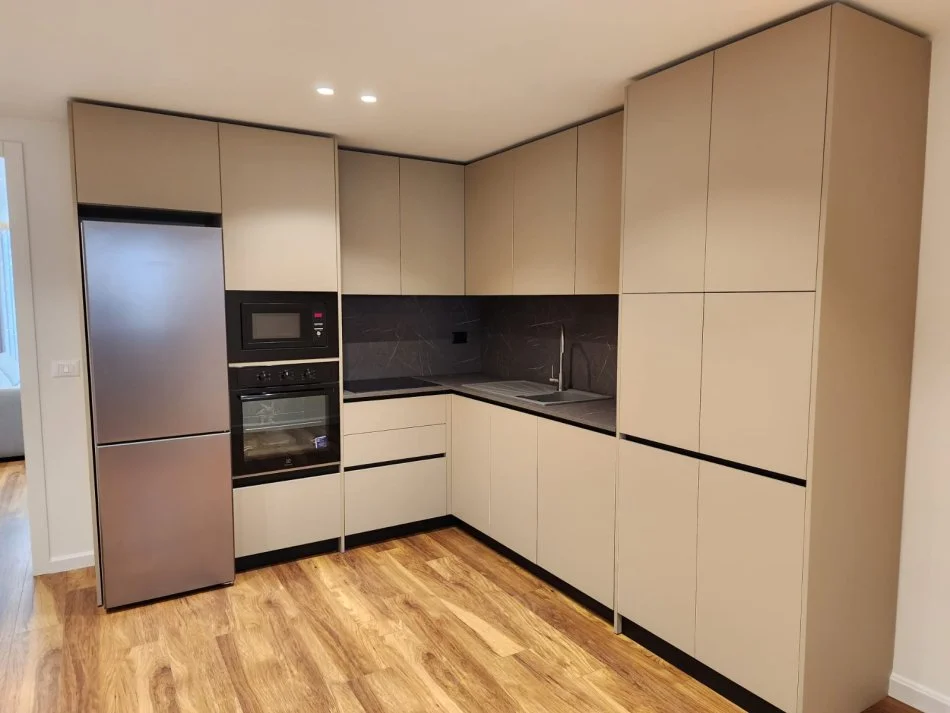 Tirane, jepet me qera apartament 2+1 , 120 m² 1.200 € (ne Qender)