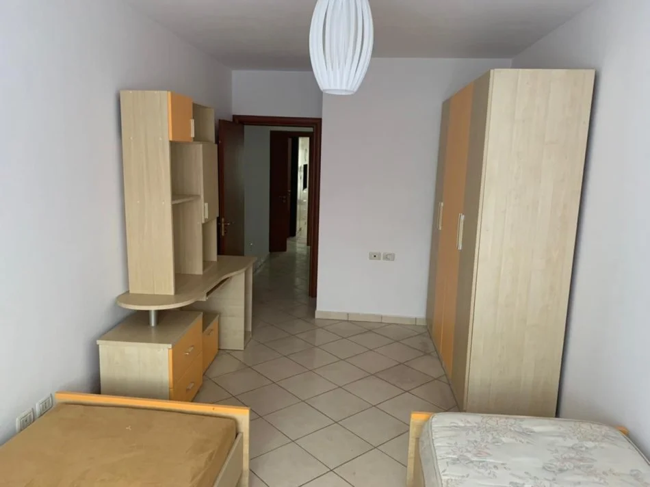 Tirane, jepet me qera apartament 2+1+Ballkon Kati 3, 100 m² 600 € (Komuna e Parisit pranë Kika 1)