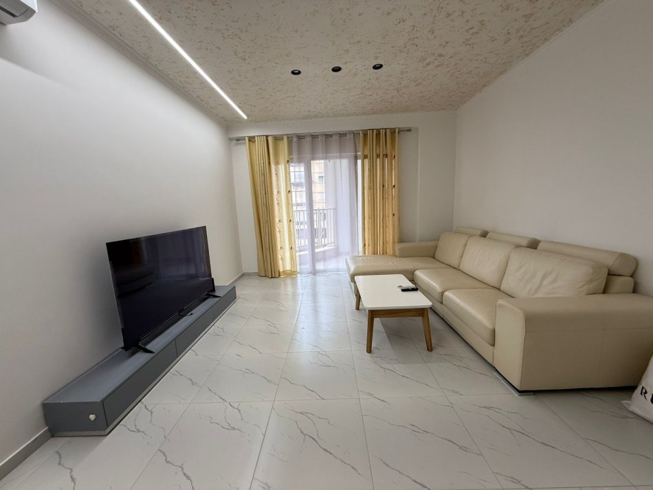 Tirane, jepet me qera apartament 1+1+Ballkon Kati 1, 65 m² 700 € (Zogu i Zi)