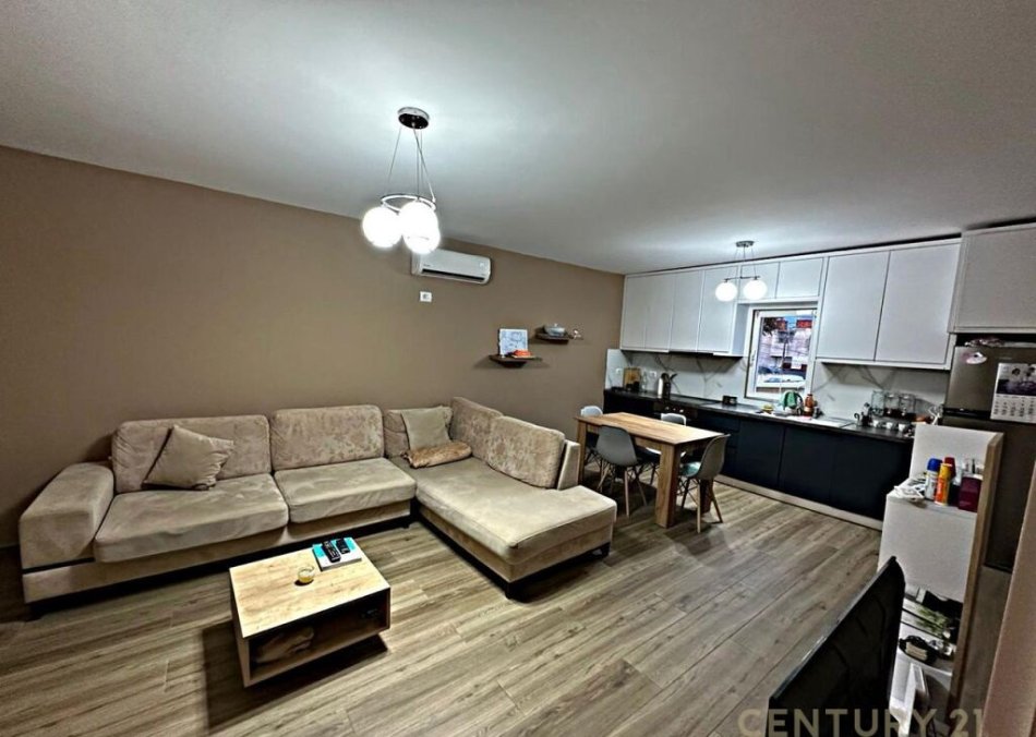 Tirane, jepet me qera apartament 3+1 Kati 2, 98 m² 600 € (DON BOSCO)