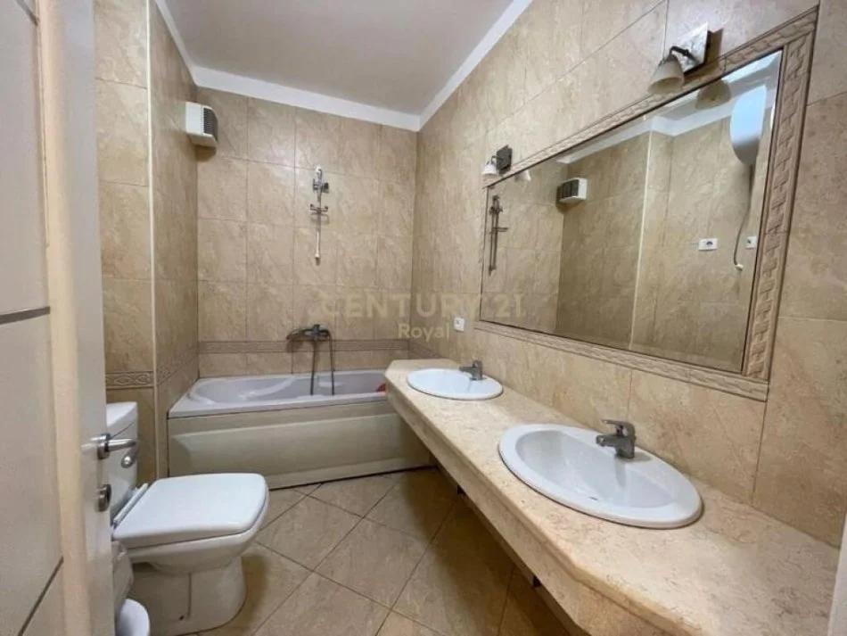 Tirane, jepet me qera apartament 2+1+Ballkon, Kati 4, 103 m² 600 € (qendra kristal)